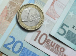 Euro a ajuns miercuri la un nou maxim istoric