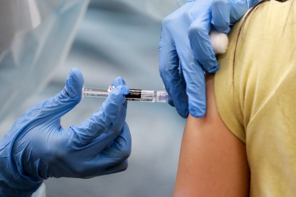 Lista localităților unde începe vaccinarea anti-COVID și pentru populația generală
