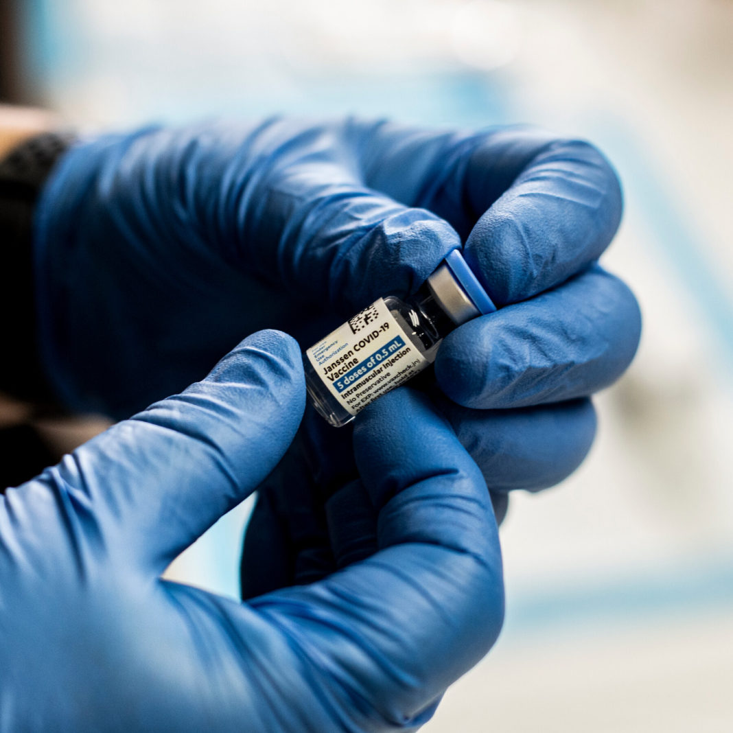 EMA a identificat o posibilă legătura între vaccinul Johnson și o boala rară de coagulare
