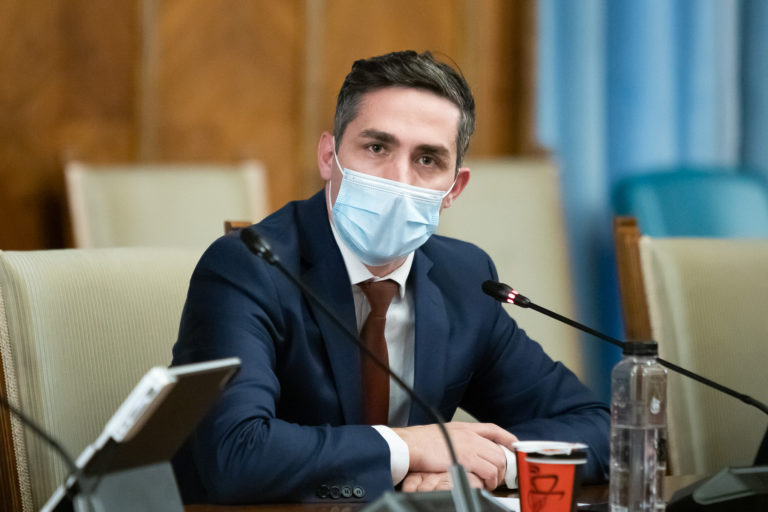VIDEO: România va continua vaccinarea cu AstraZeneca