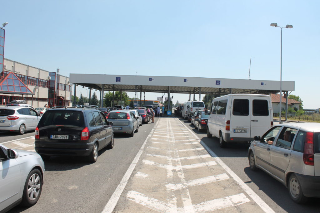 Cercetaţi penal după ce au încercat să intre în Bulgaria cu teste Covid false