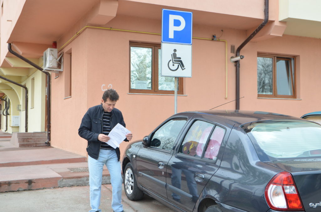 Persoanele cu dizabilităţi, scutite de impozit, taxate pentru parcare