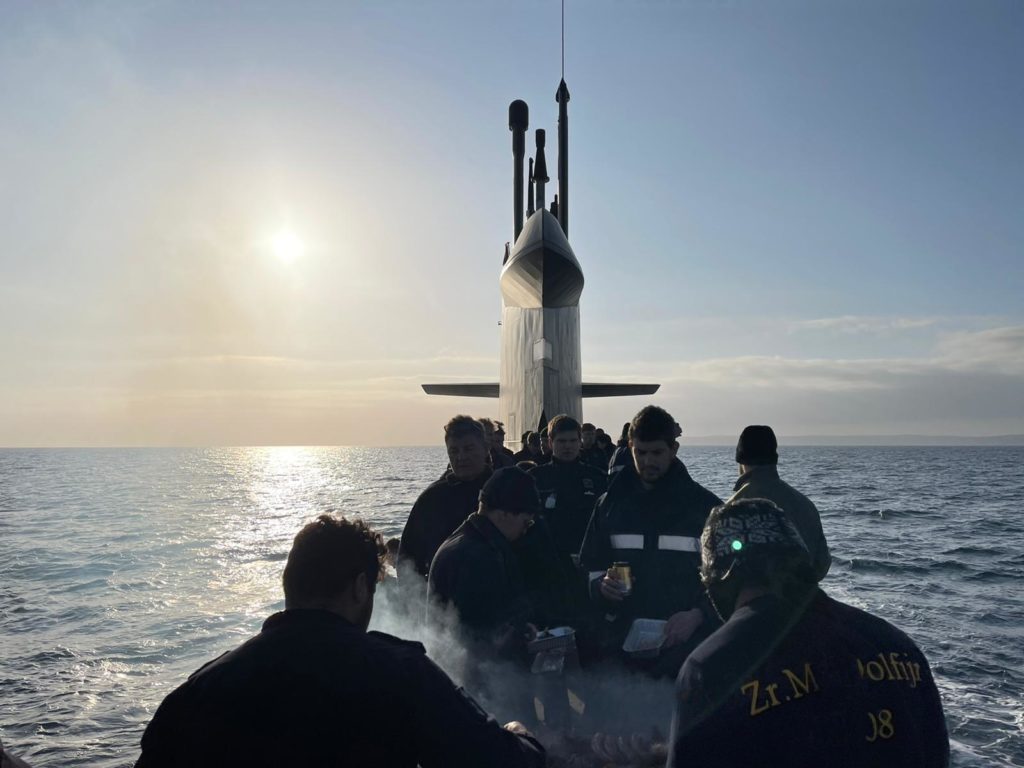 VIDEO: Echipajul unui submarin olandez, la grătar pe puntea navei