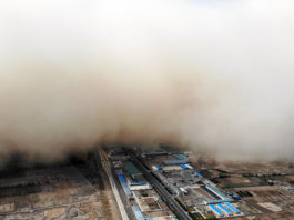 O imensă furtună de nisip a 'înghiţit' un oraş din China