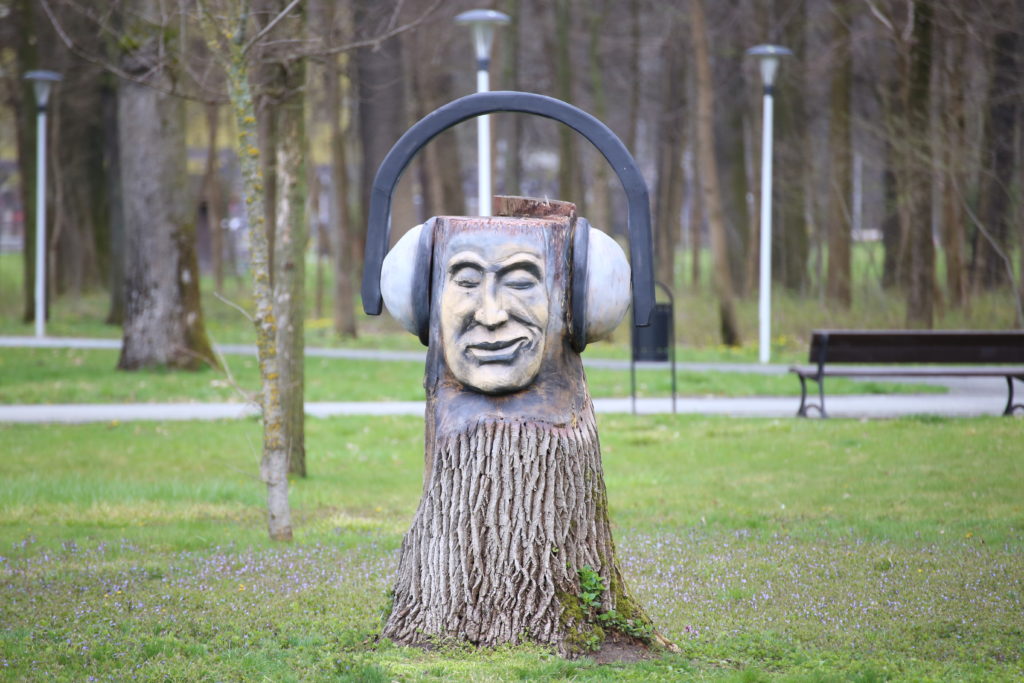 Concept unic la Craiova. Distanțare socială prin sculptură în parcuri