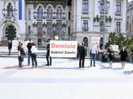 Angajaţi ai Filarmonicii Oltenia au cerut, în stradă, demisia managerului