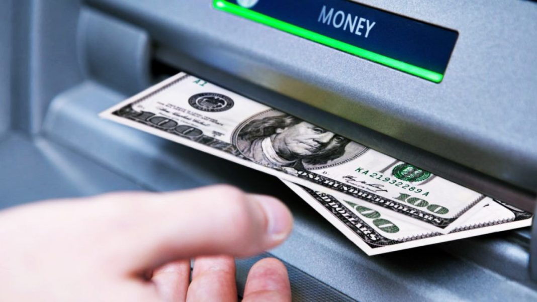 O femeie a refuzat să înapoieze cei 1,2 milioane de dolari care i-au fost virați, din greșeală