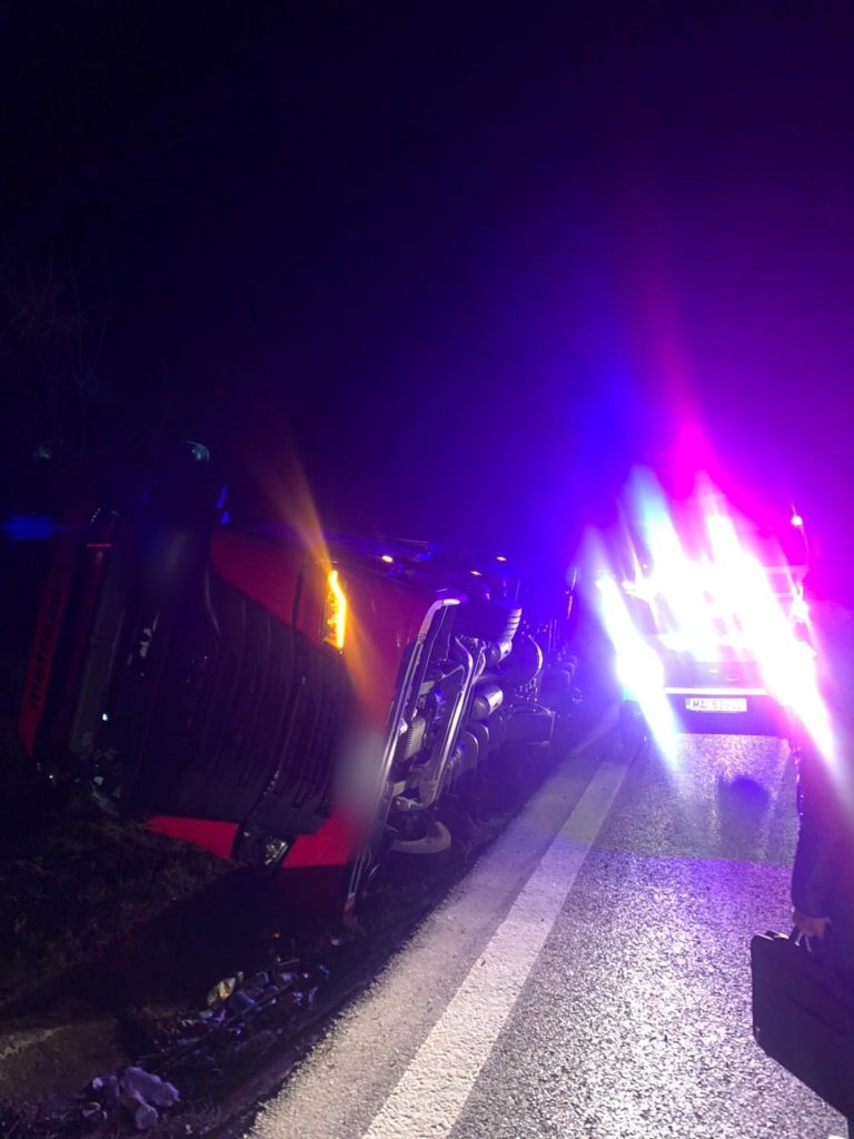 Trafic restricționat pe DN7, în județul Vâlcea. Un tir s-a răsturnat