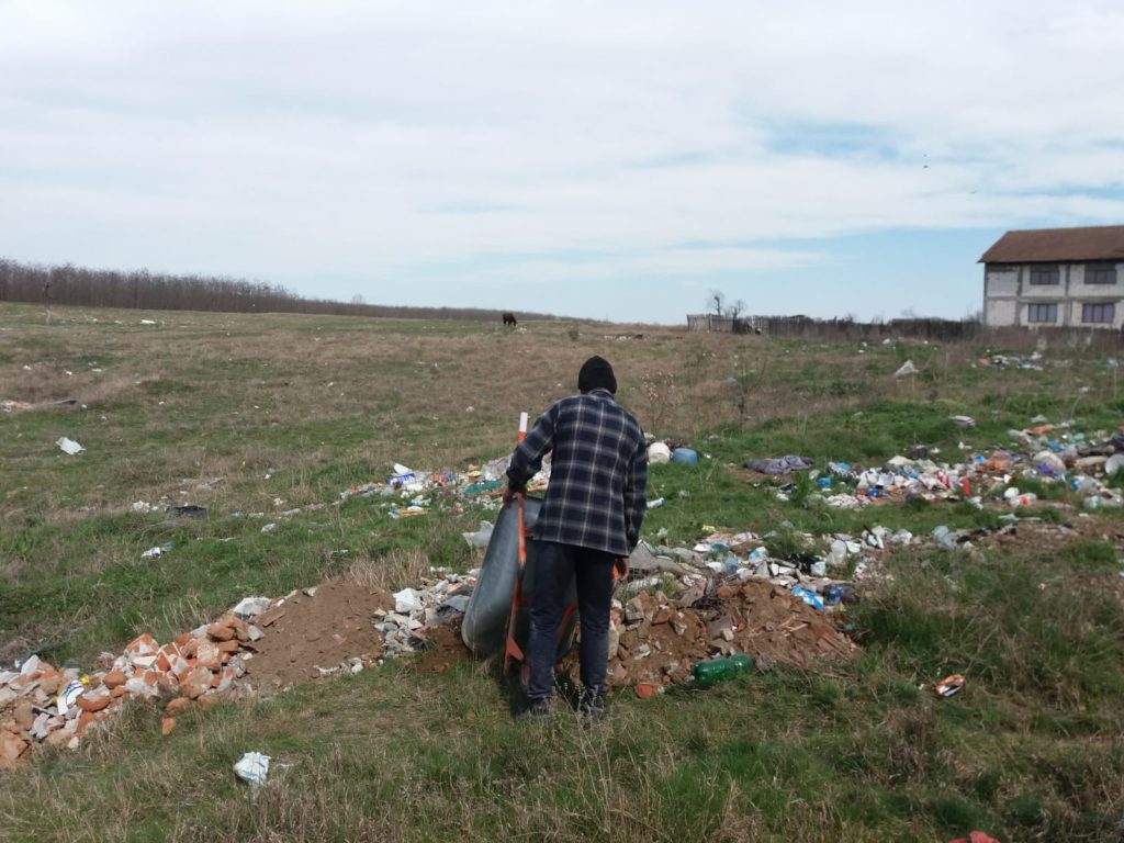 150 de lei pentru o fotografie cu cei care aruncă gunoaie pe domeniul public