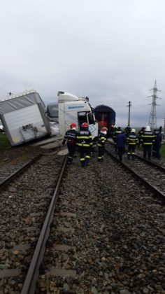 TIR, lovit de două trenuri