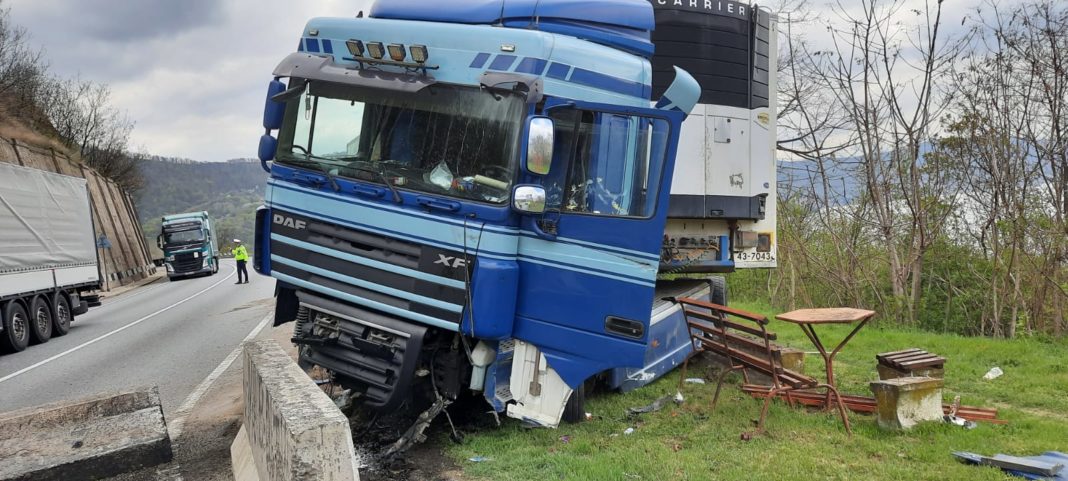 Un TIR scăpat de sub control într-o curbă a intrat în parapeții de pe marginea drumului