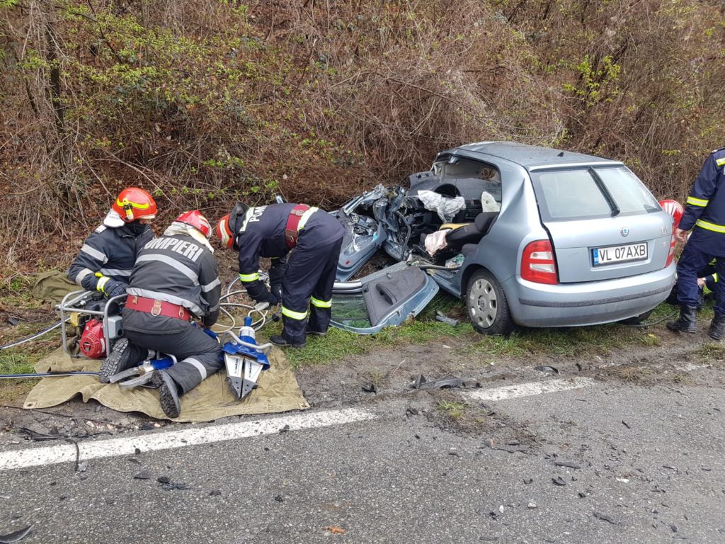 Accident grav la Pietrari. O femeie a rămas încarcerată