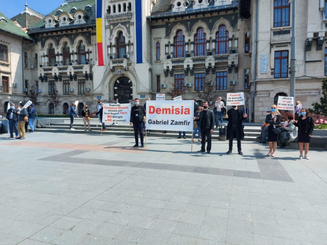 Protest al angajaților de la Filarmonica Oltenia