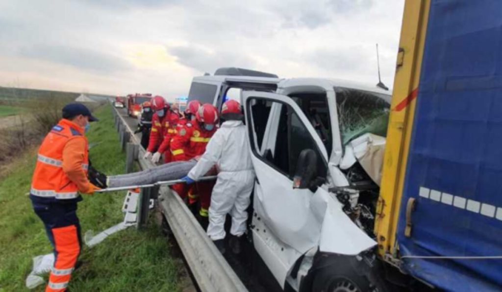 Şapte răniţi după ce un microbuz a intrat într-un TIR, pe A1