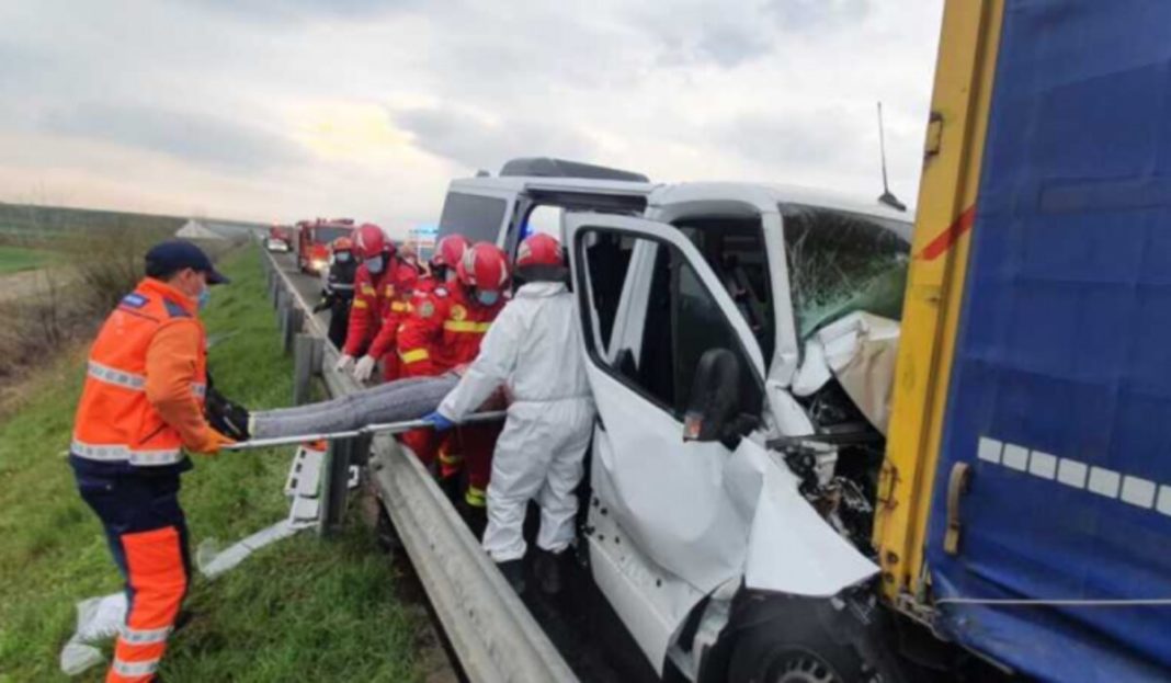 Şapte răniţi după ce un microbuz a intrat într-un TIR, pe A1 (sursa foto: stiri diaspora)