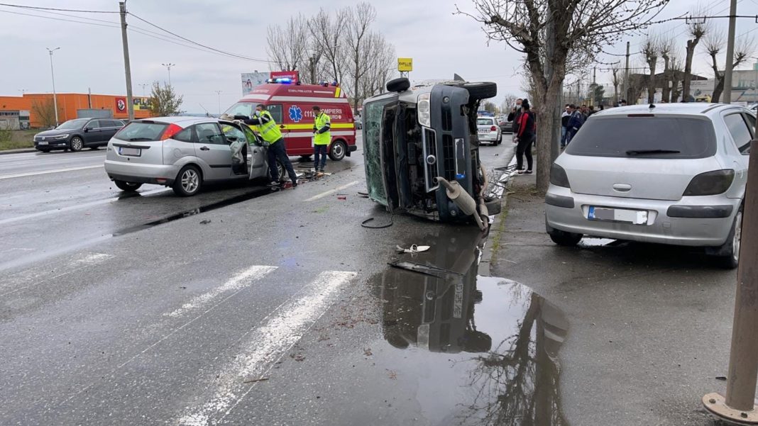accident cl. severinului Doi răniți într-o autoutilitară ce s-a răsturnat în urma unei tamponări