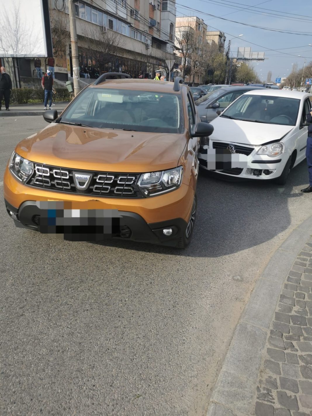Șofer rănit într-un accident produs într-un giratoriu din Craiova