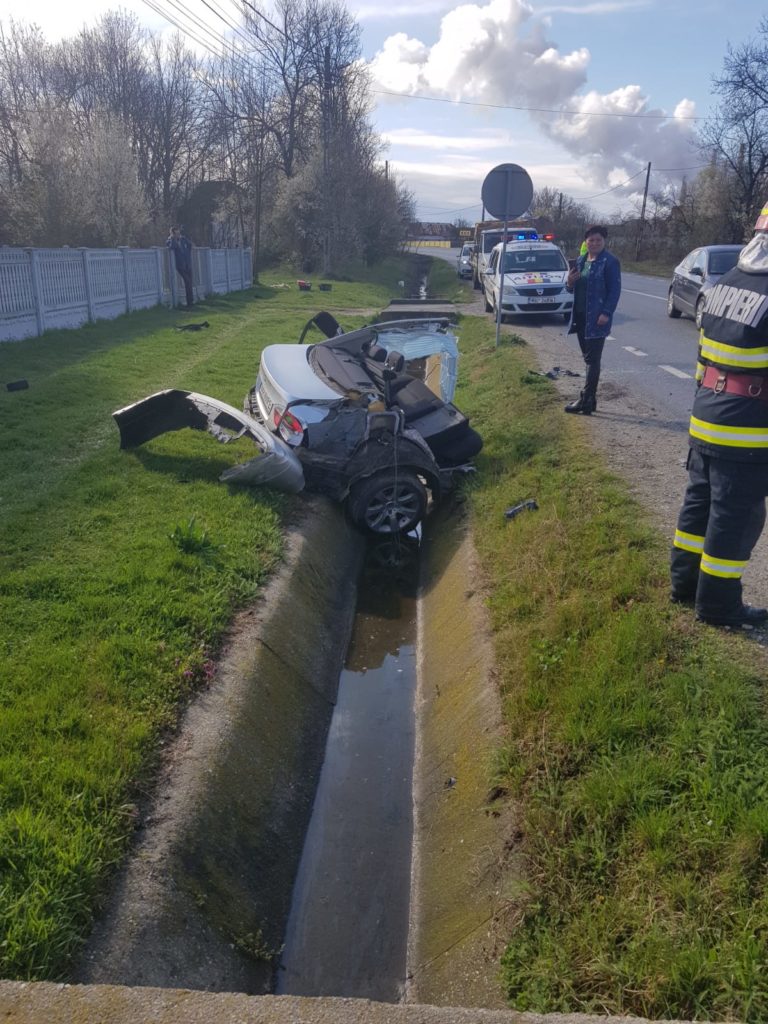 Accident teribil în Gorj: Şi-a rupt maşina în două într-un cap de pod