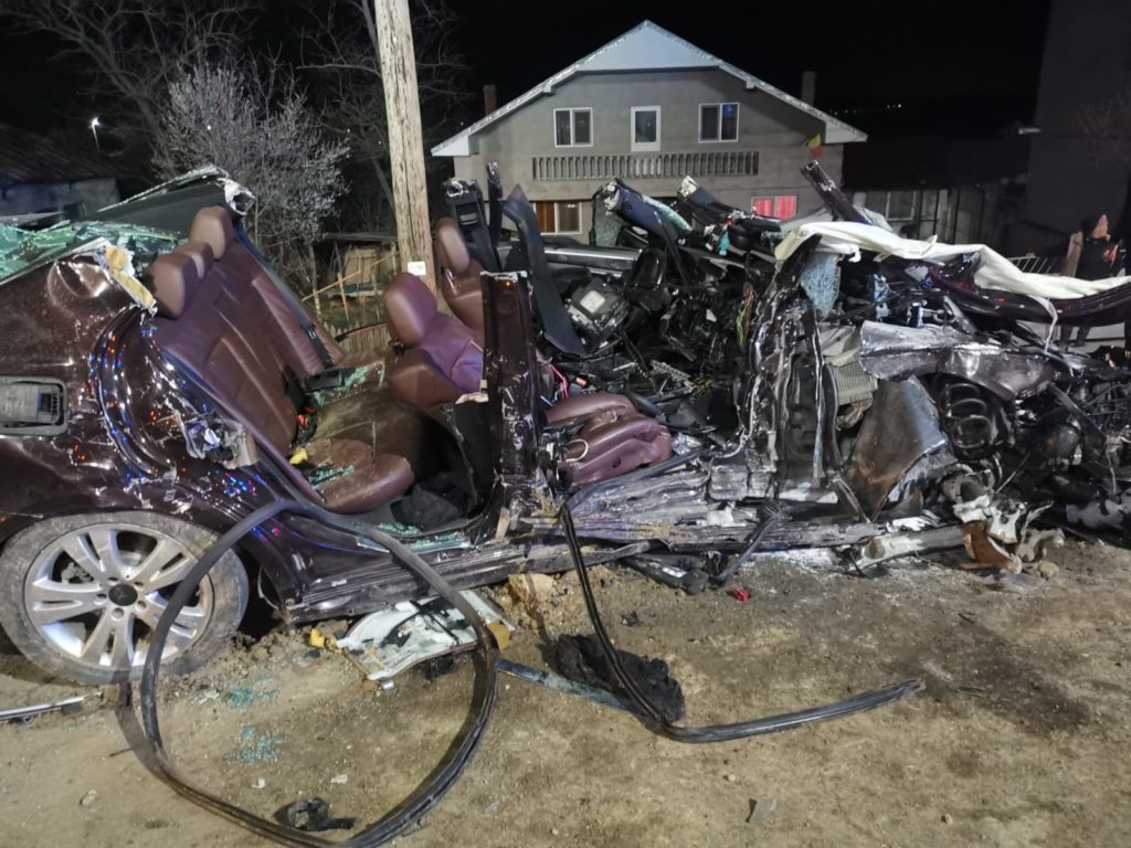 Accident cumplit în Olt. Mașina s-a transformat într-un morman de fiare