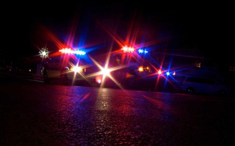 Focuri de armă pentru aplanarea unui conflict. Un polițist a fost rănit