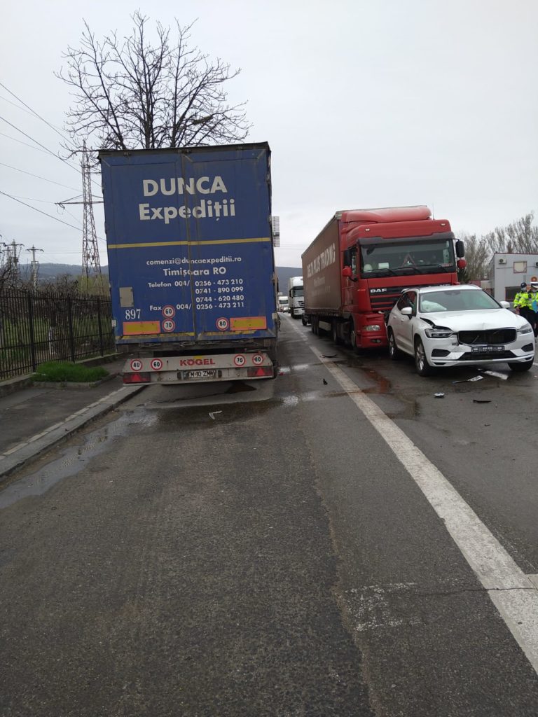 Patru răniți după un accident cu trei mașini