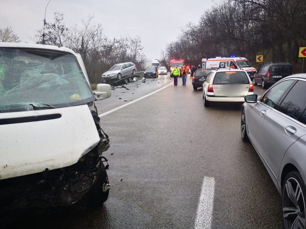 Trei răniți în accident rutier. Traficul, blocat total