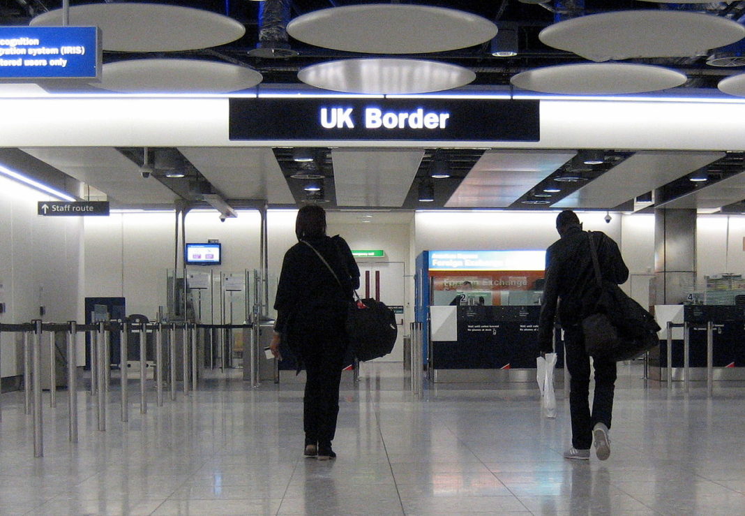 Regatul Unit interzice intrarea persoanelor care vin din India