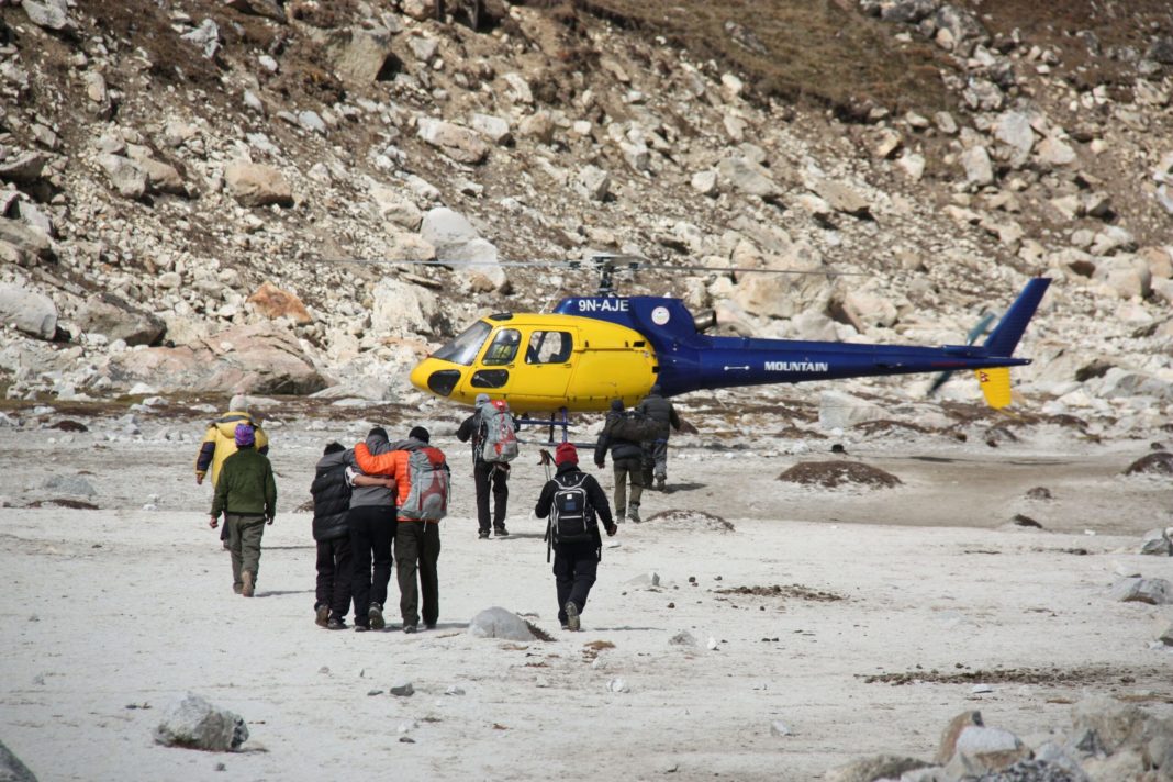 Coronavirusul a ajuns și pe Everest. Un alpinist, coborât cu elicopterul după ce s-a simțit rău