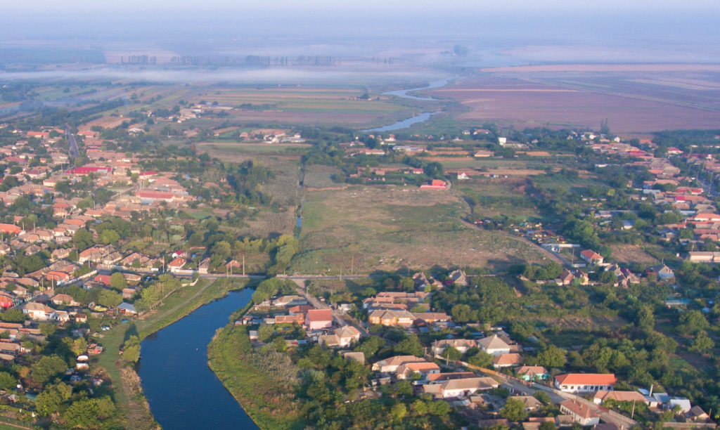 Pe terenul viran din imagine va fi construită o bază sportivă cu gazon mixt. Amplasamentul pus la dispoziţia CNI de către Primăria Băileşti are o suprafaţă de 13.202 mp.