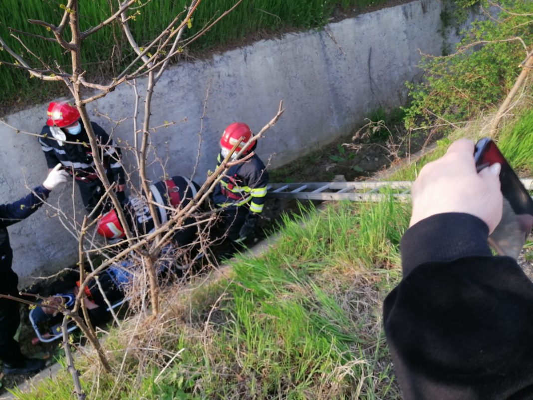 Bărbat, salvat de pompieri duă ce a căzut într-un canal