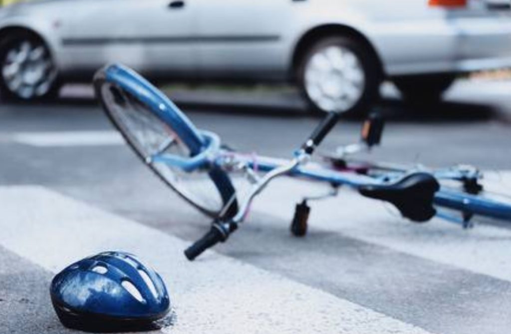 Biciclistă lovită de mașină în giratoriu