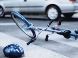 Un copil a intrat cu bicicleta într-o maşină cu varză