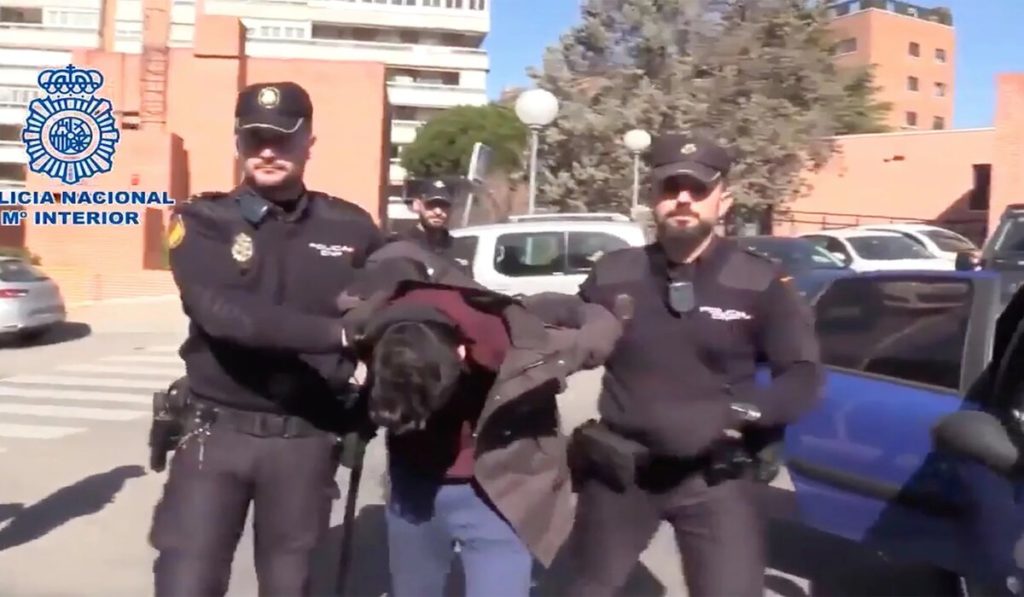 Un tânăr spaniol și-ar fi ucis, tranșat și apoi mâncat mama