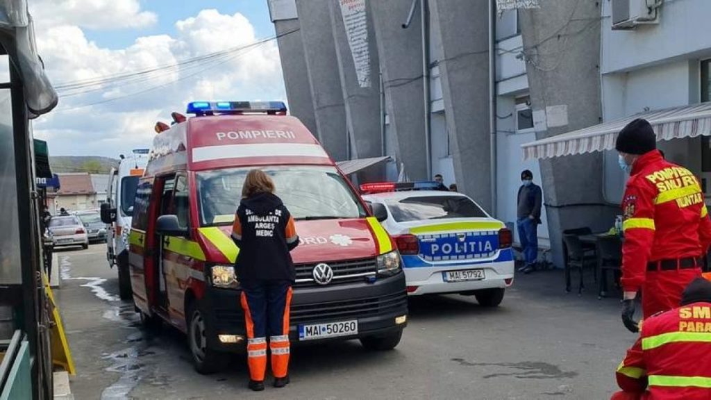 Au fost arestați doi polițiști în cazul bărbatului care a decedat în timp ce era evacuat de pe o terasă