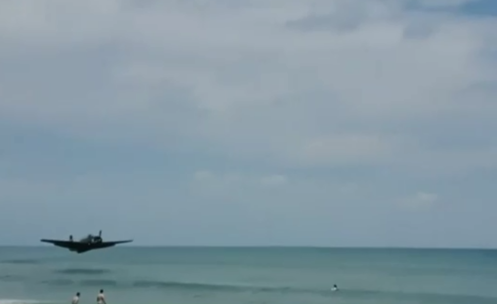 VIDEO: Aterizare de urgență lângă o plajă plină de turiști