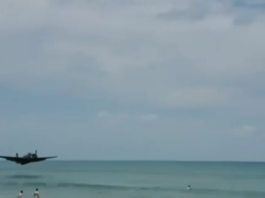 VIDEO: Aterizare de urgență lângă o plajă plină de turiști