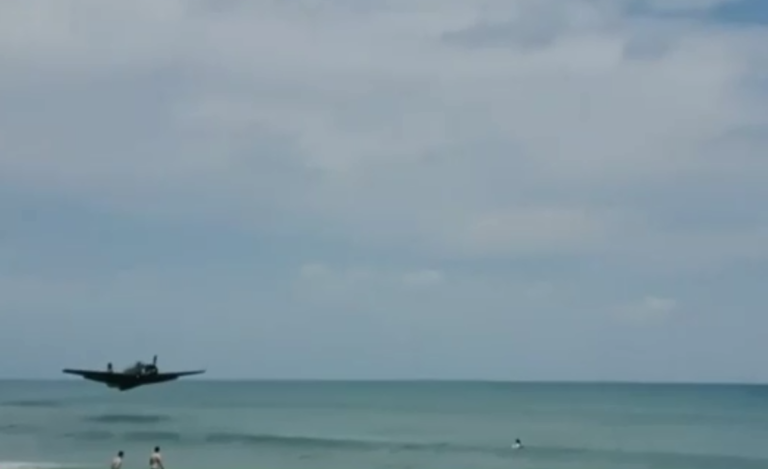 VIDEO: Aterizare de urgență lângă o plajă plină de turiști