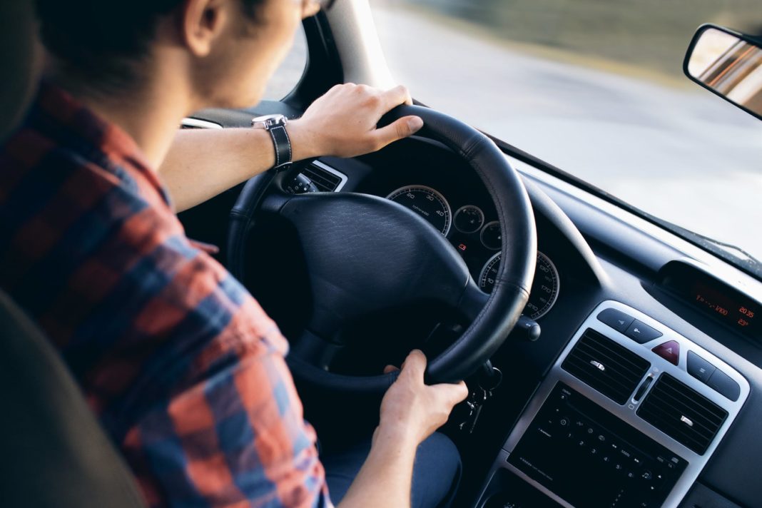 Copil de 14 ani, prins de poliţişti conducând un autoturism pe un drum naţional