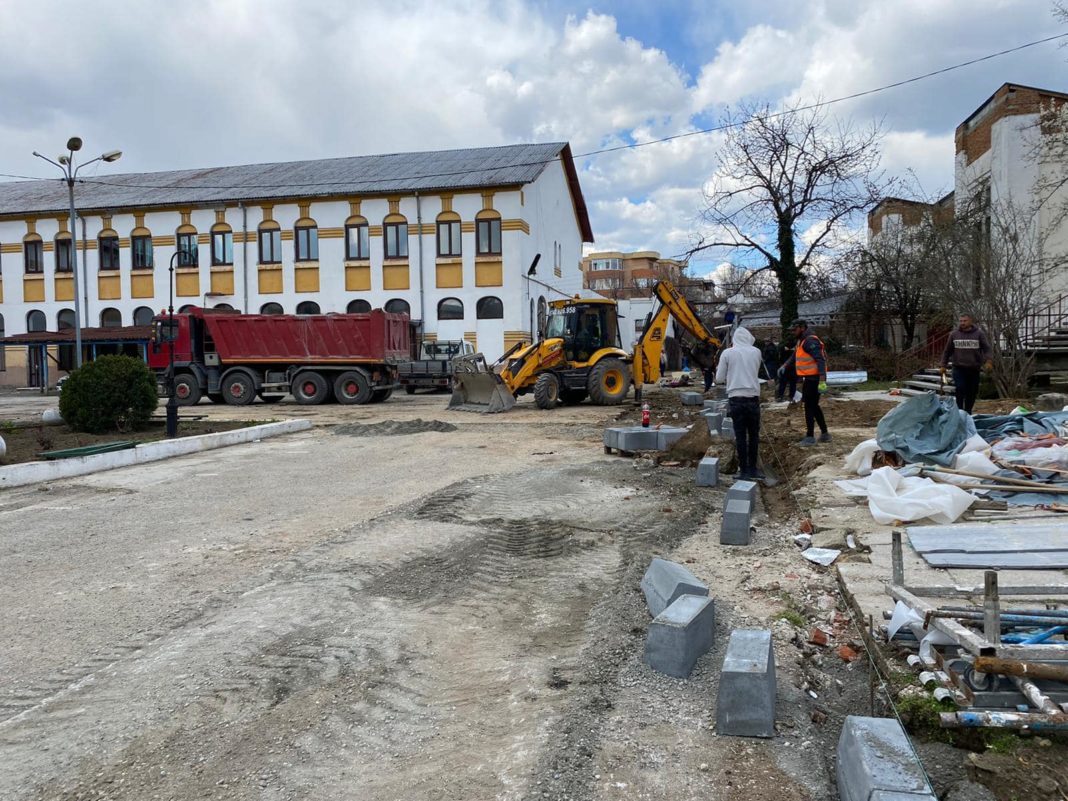 Mai multe şcoli din Craiova vor avea până la sfârşitul anului asfalt în curte şi terenuri sportive marcate