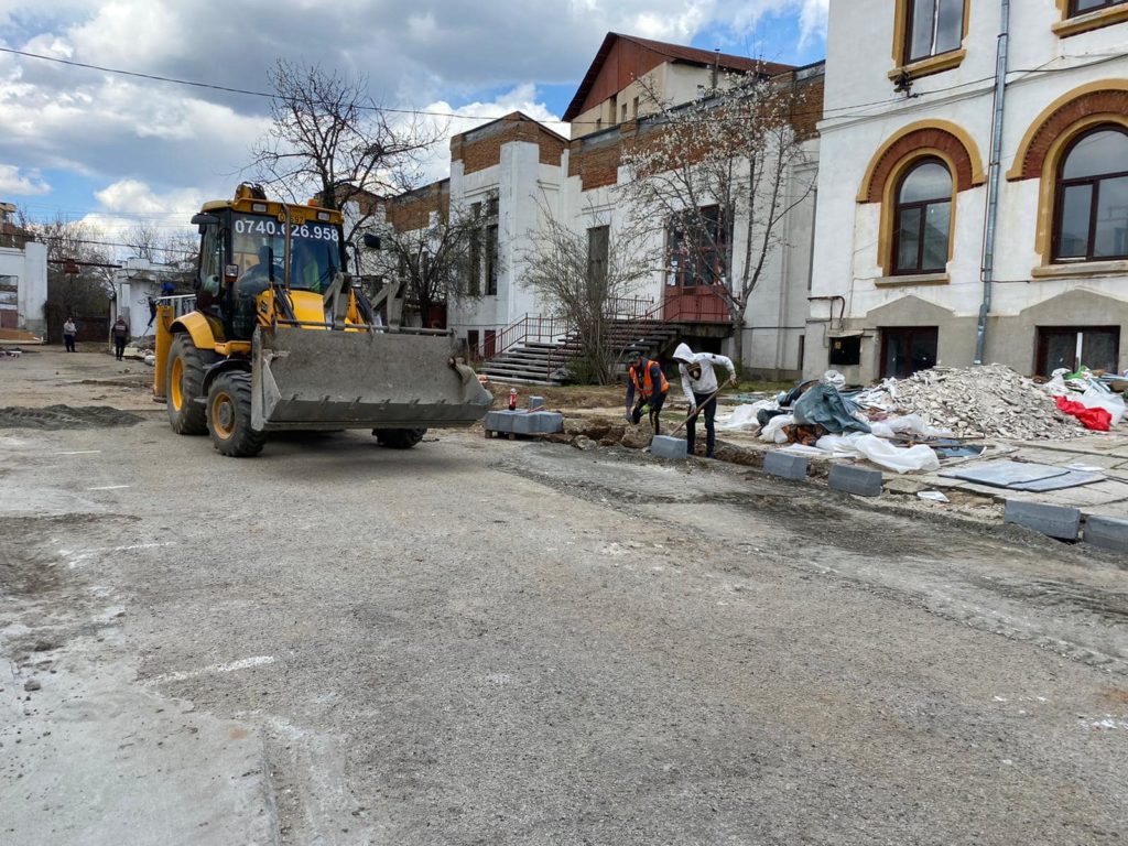 Baze sportive pentru copiii din cartier, la trei școli din Craiova
