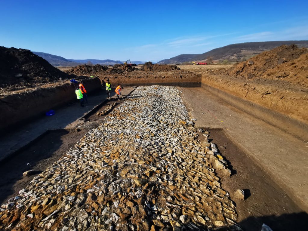 Drum roman vechi de 2.000 de ani, descoperit pe şantierul Autostrăzii Transilvania