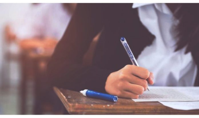 Candidat eliminat de la Bacalaureat pentru că ieşea des la toaletă şi i-a căzut telefonul în examen