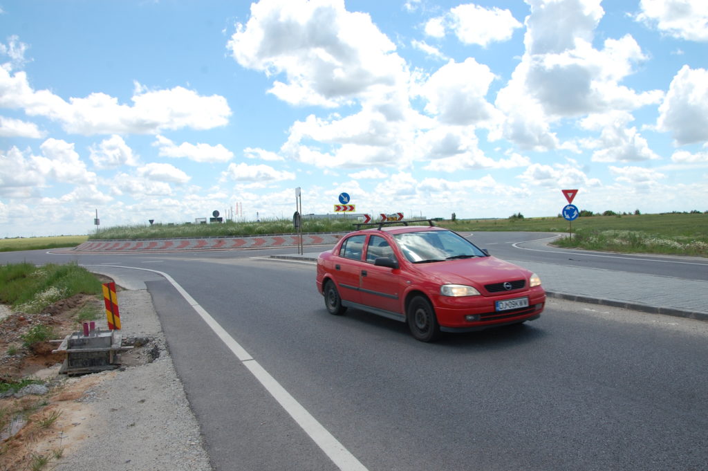 DRDP Craiova vrea să amplaseze mai multe sensuri giratorii din beton în intersecţiile de pe drumurile naţionale pe care le administrează. Sensul giratoriu de pe DN 6, la Cârcea.
