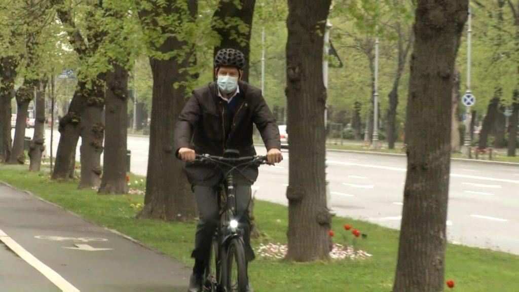 Preşedintele Iohannis, cu bicicleta spre Cotroceni în ”Vinerea Verde”