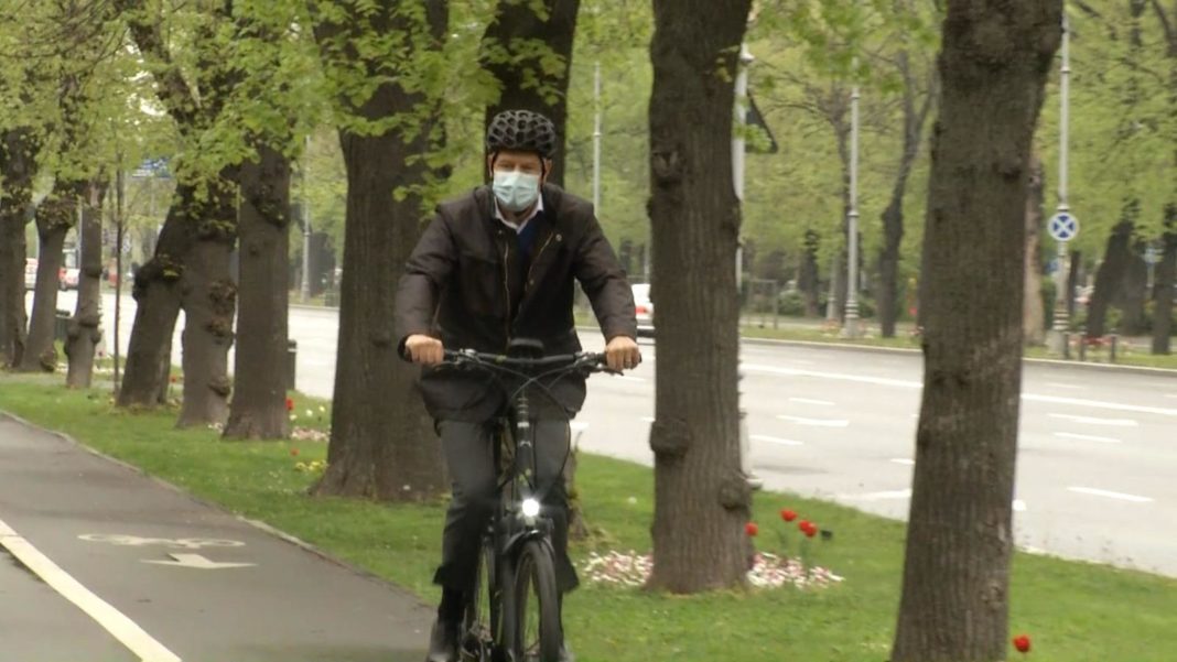 Preşedintele Iohannis, cu bicicleta spre Cotroceni în 'Vinerea Verde'