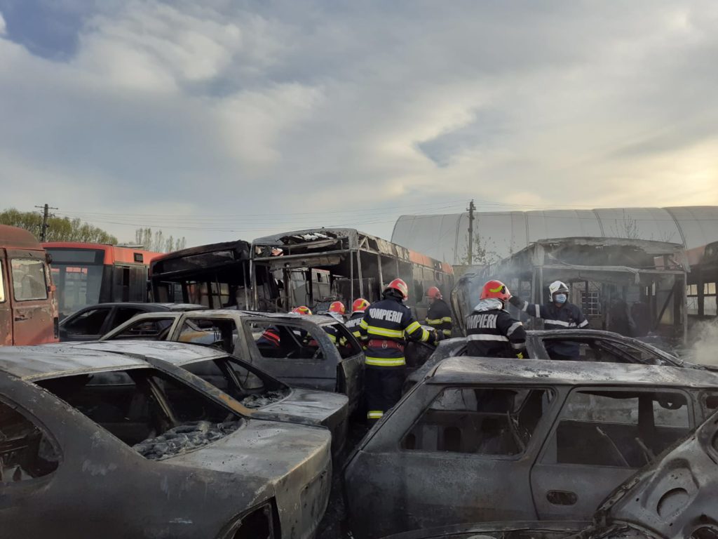 Incendiu de proporții în curtea RAT Craiova. Mai multe autobuze și mașini au luat foc