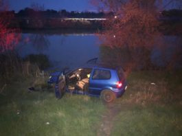 Un șofer fără permis și prietenul lui au sărit în râu, ca să scape de poliție
