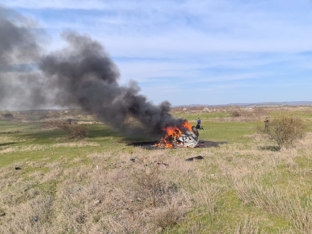 Accident demn de o cascadorie de Hollywood! Autoturismul a luat foc, șoferul a scăpat miraculos