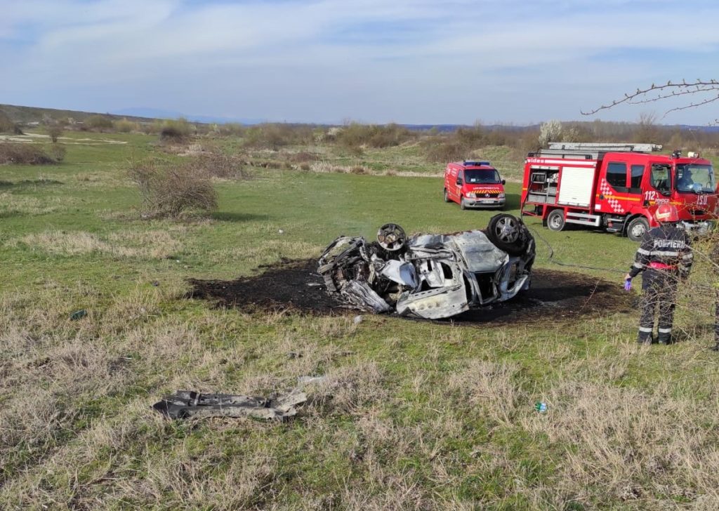 Accident demn de o cascadorie de Hollywood în județul Vâlcea. Șoferul a plonjat cu mașina vreo 30 de metri, dar a scăpat miraculos.