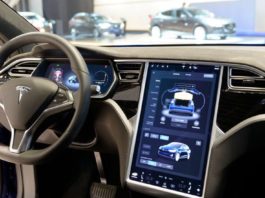 Pilotul automat Tesla poate fi păcălit să funcționeze fără un om pe scaunul șoferului